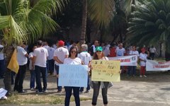 Profissionais da Companhia de Saneamento protestaram em frente ao hote