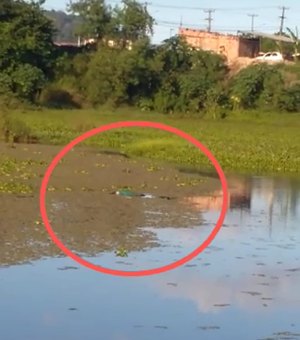 [Vídeo] Corpo de homem é encontrado boiando em lago de Porto Calvo
