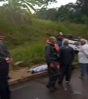 Homem perde controle do carro e capota veículo em Maceió