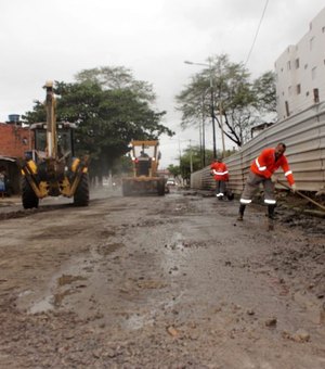 Prefeitura inicia mutirão de limpeza em galerias, tapa-buraco e recapeamento no Dique Estrada