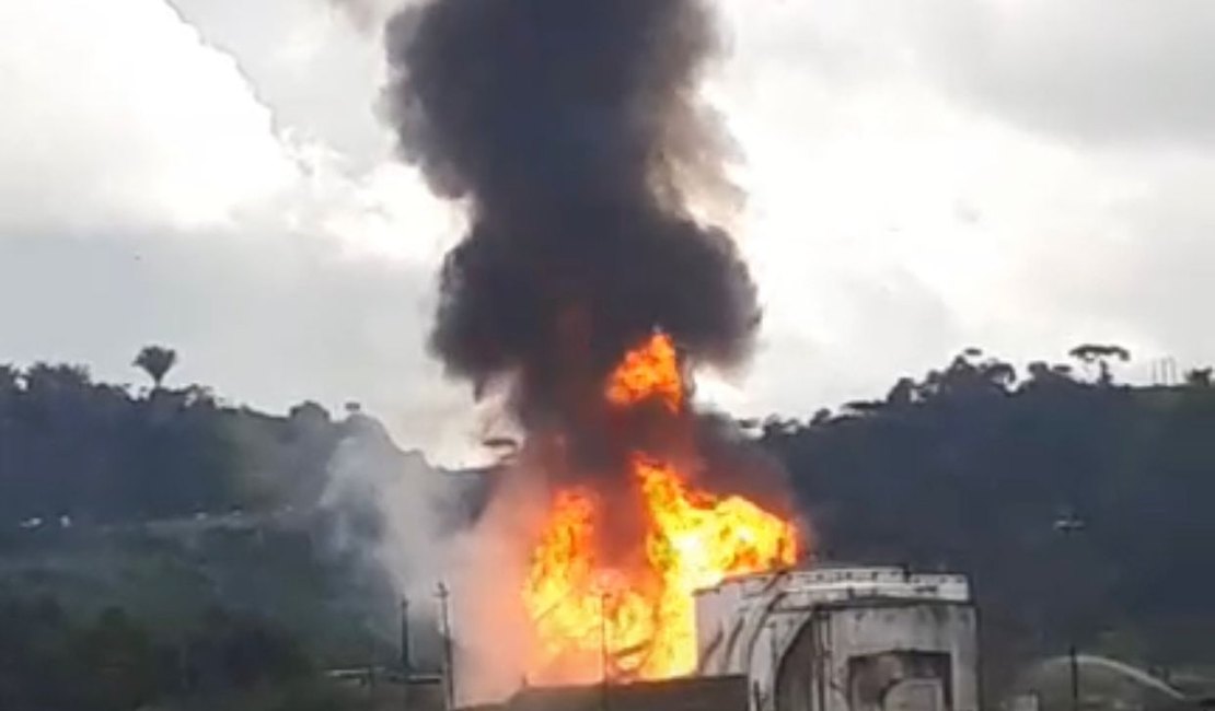 [Vídeo] Explosão causa incêndio em usina na cidade de São Miguel dos Campos