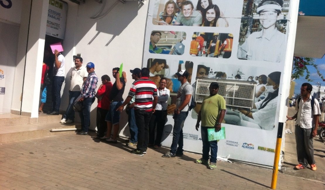 Trabalhadores fazem fila na retomada do atendimento do MTE em Arapiraca