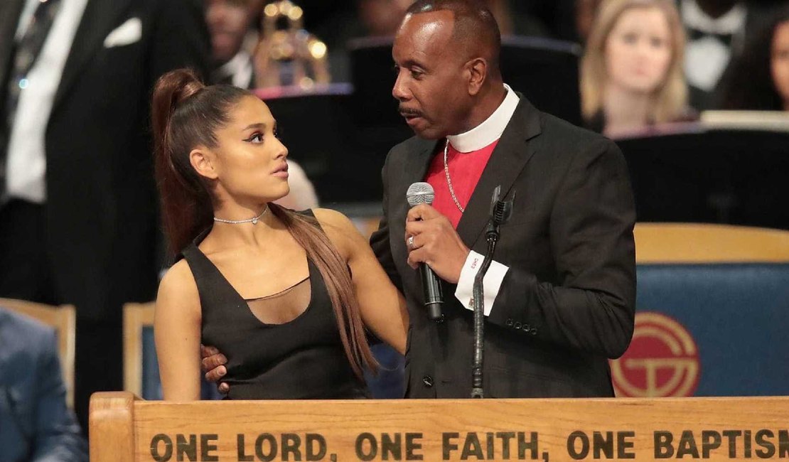 Pastor pede desculpas por ter tocado seios de Ariana Grande em funeral