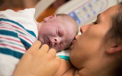 Fotógrafa americana divulga fotos de parto em corredor de hospital, nos EUA