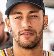 Neymar é flagrado bebendo e passando objeto 'estranho' para amigo