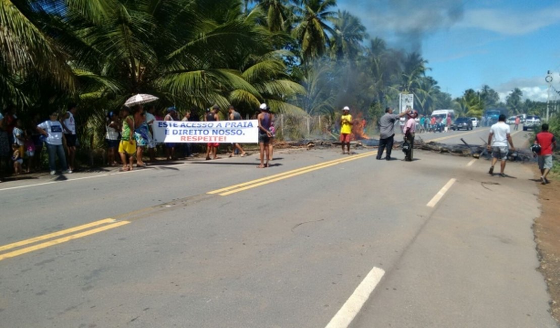 Entrada que dá acesso à praia é fechada e moradores protestam em Coruripe