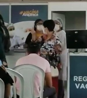 [Vídeo] Transtornada, mulher causa tumulto em posto de vacinação contra a Covid-19 em Arapiraca