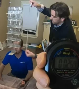 Homem equilibra 19 copos de vidro na boca e quebra recorde mundial; veja