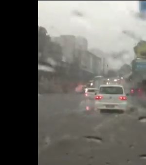 Chuva repentina provoca alagamentos e deixa trânsito lento em Maceió
