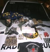 Dupla é presa e armas e drogas são apreendidas em operação policial 