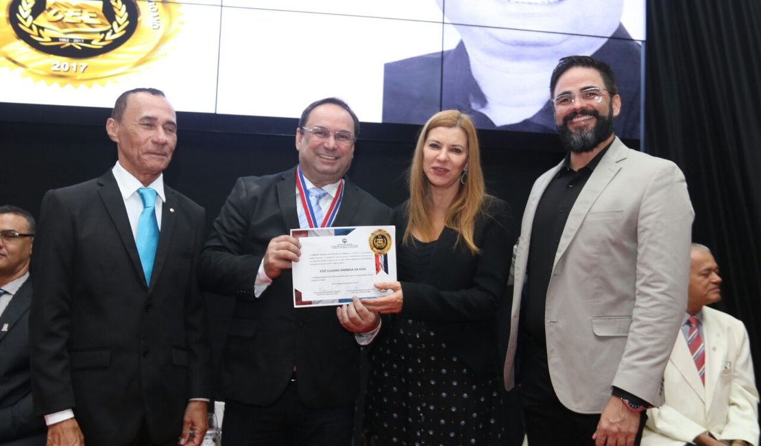 Luciano Barbosa recebe Comenda de Mérito Educativo Alagoano