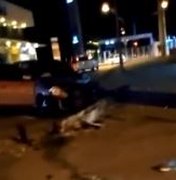 Veículo derruba poste durante colisão na Avenida Menino Marcelo