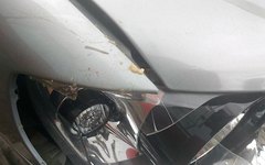 Farol e capô do carro danificados por cinquetinha