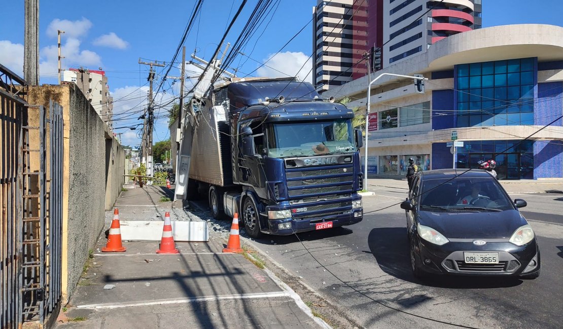 Colisão entre caminhão e poste deixa parte do bairro da Jatúca sem energia