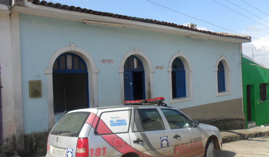 Criminosos quebram telhado e furtam clínica em Lagoa da Canoa