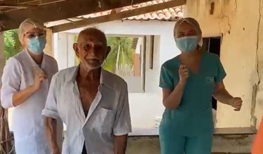Agricultor de 89 anos comemora vacinação dançando 'Bum Bum Tam Tam' no Ceará