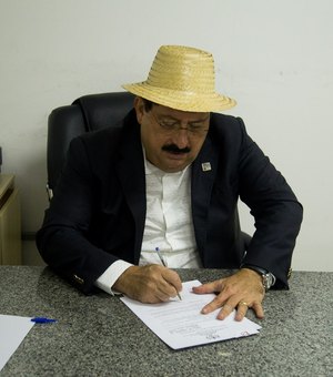 Prefeito Gilberto Gonçalves anuncia pagamento do 15º salário de profissionais da educação