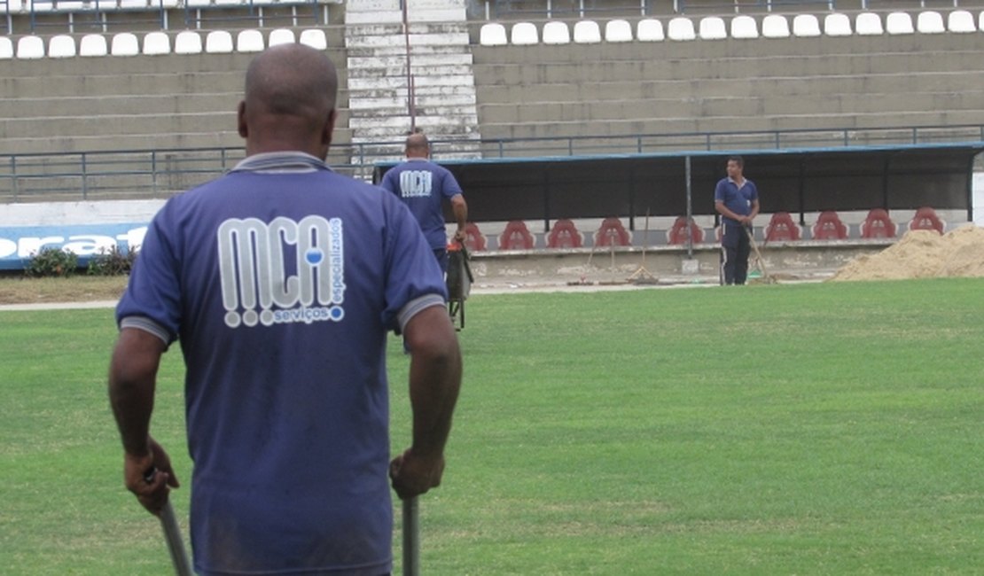 Gramado do Estádio Rei Pelé passa por reparos para temporada 2017