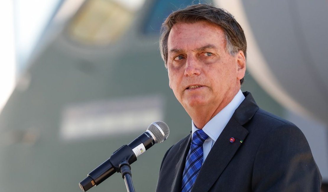 Ao ser questionado sobre Queiroz, Bolsonaro responde a repórter: 'Queria encher tua boca com porrada'