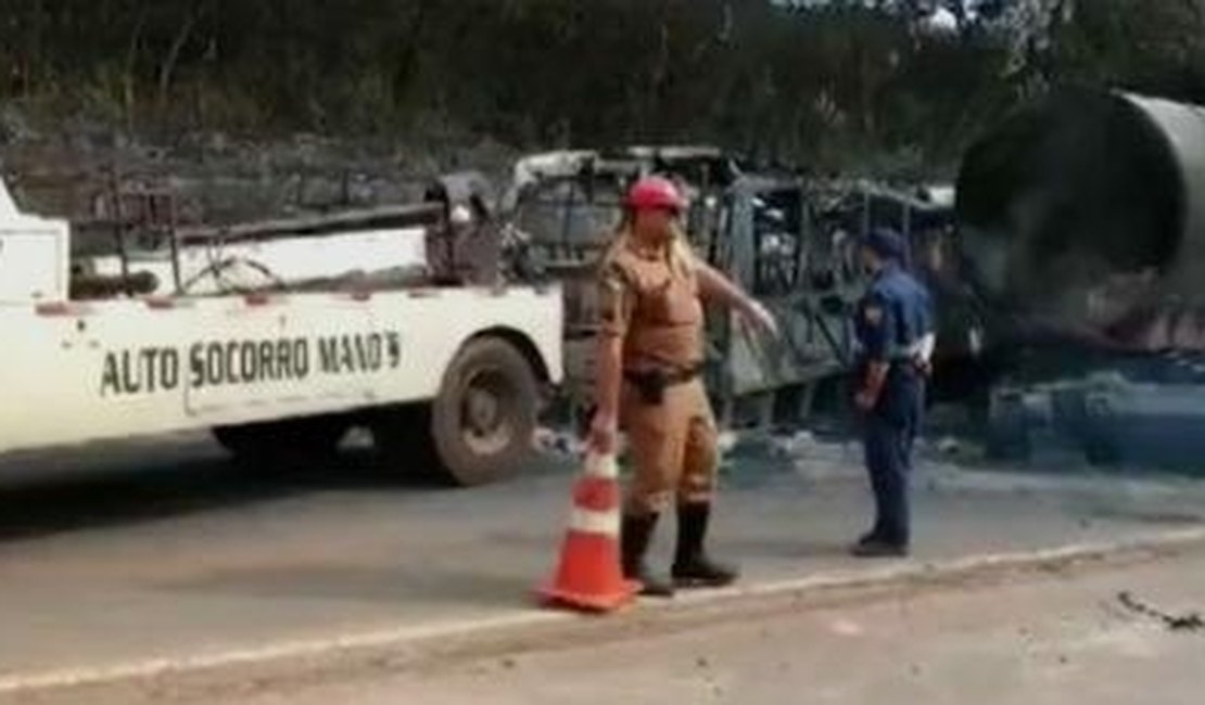Acidente entre ônibus e caminhão deixa 20 mortos e vários feridos no Paraná