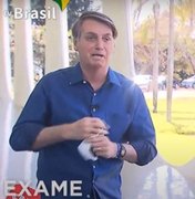 Bolsonaro tira a máscara após testar positivo para Covid-19 em entrevista