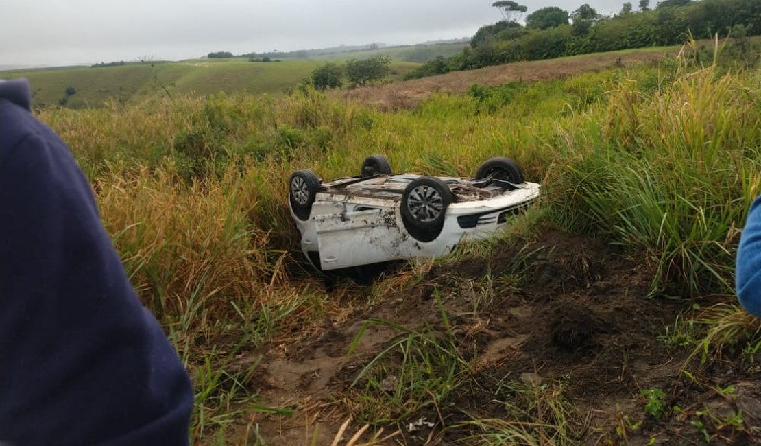 Carro capota com três pessoas na rodovia AL 465