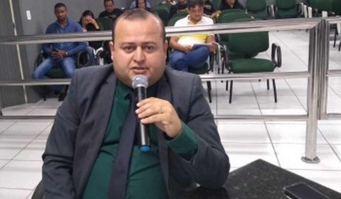 Léo Saturnino diz ter sido boicotado por prefeitura após posicionamento