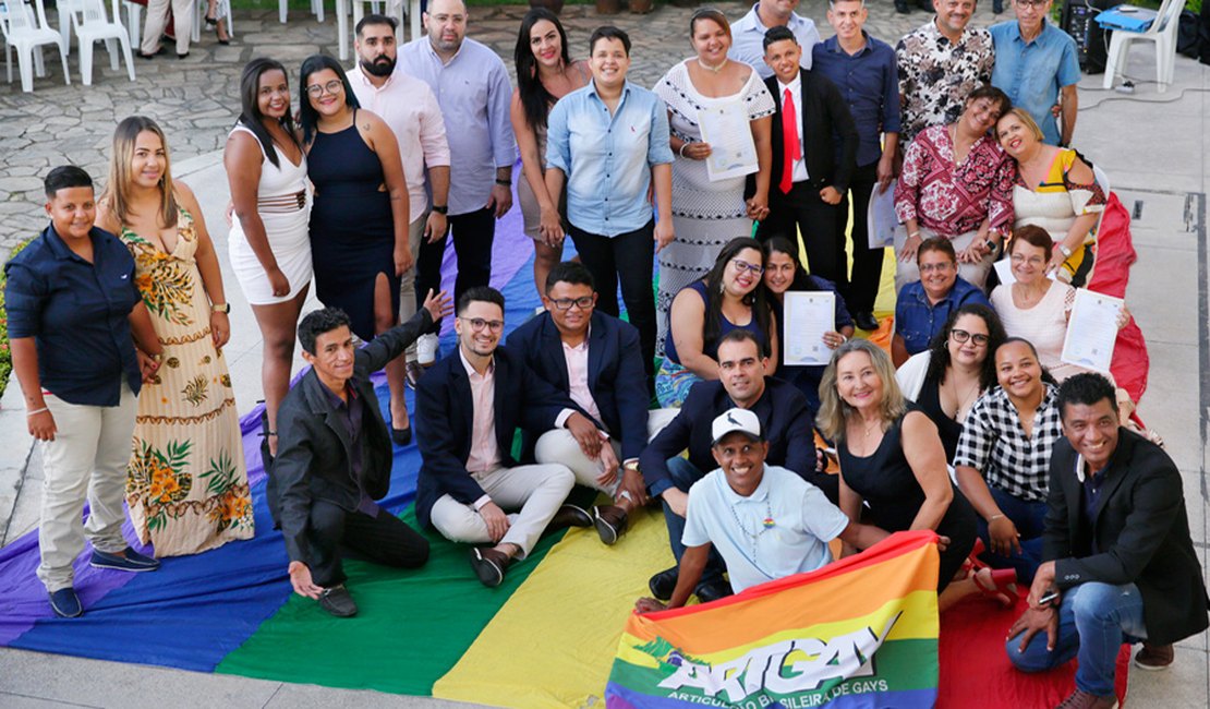 ?Casais homoafetivos oficializam a união em casamento coletivo da Justiça Itinerante