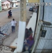 [Vídeo] Criança sai ilesa após ficar no meio de troca de tiros 