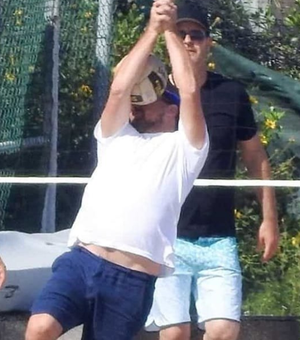 Leonardo DiCaprio leva bolada na cara durante partida de vôlei e viraliza