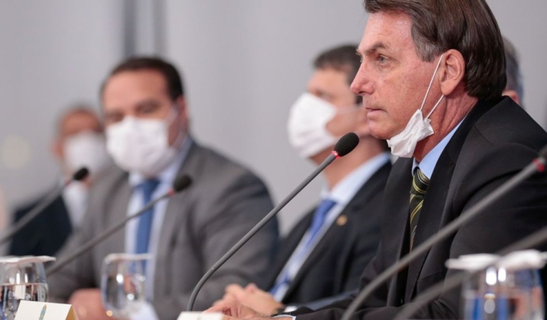 Em live, Bolsonaro dá recado a Mandetta: 'Paciente pode trocar de médico'