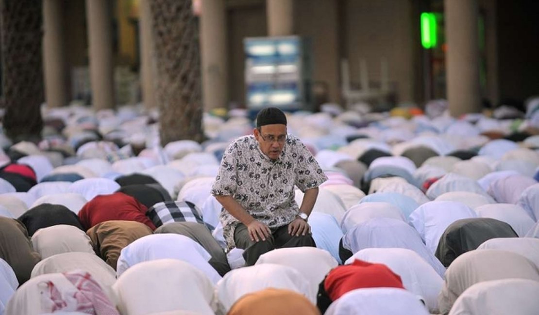 Arábia Saudita tem atentados suicidas perto de mesquitas no fim do Ramadã