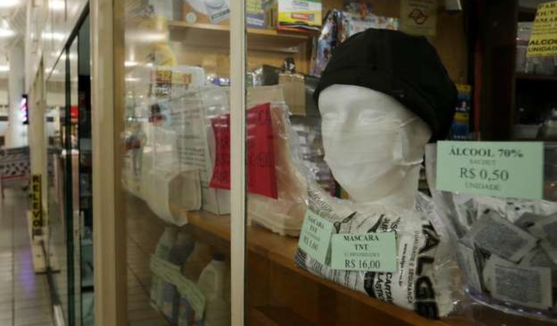 Maceioenses recorrem às lojas de material hospitalar em busca de máscara 