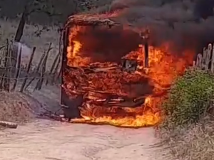 Após pegar crianças em escola, ônibus pega fogo na zona rural de São José da Tapera