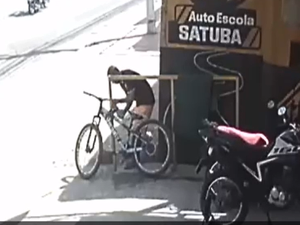 Câmeras de segurança flagram furto de bicicleta em Autoescola no Benedito Bentes