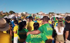 Apoiadores de Bolsonaro realizam ato pró-governo em Arapiraca