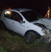 Carro colide contra poste ao tentar desviar de veículo AL-101 Norte