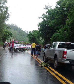 Protestos bloqueiam rodovia federal em Alagoas