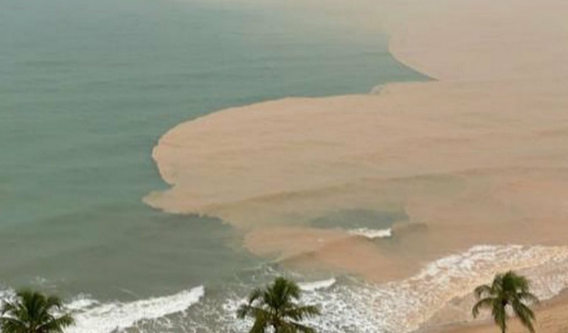 [Vídeo] Grande mancha marrom é registrada na praia de Cruz das Almas