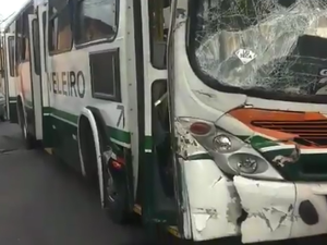 Colisão entre dois ônibus deixa seis passageiros feridos em Maceió