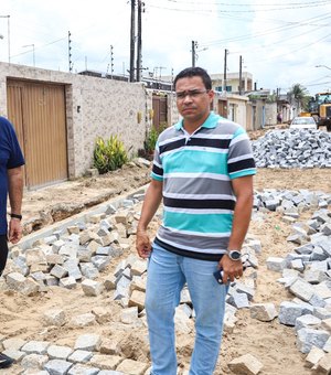 Prefeito de Rio Largo, Gilberto Gonçalves fiscaliza obras de drenagem e pavimentação