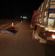 [Vídeo] Motociclista morre ao colidir na traseira de caminhão, em Taquarana