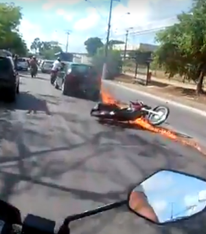 Motocicleta pega fogo após colisão e deixa duas pessoas feridas em Maceió