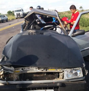 Carros ficam destruídos após colisão frontal no Sertão alagoano