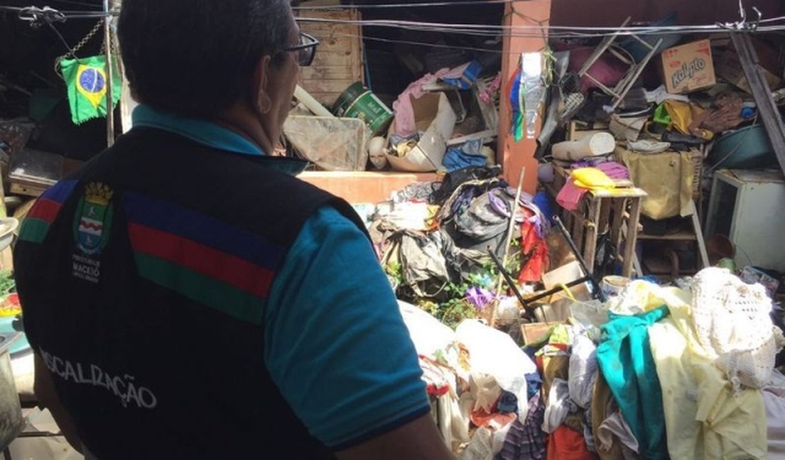 Fiscalização retira 120 toneladas de lixo em residência no Barro Duro