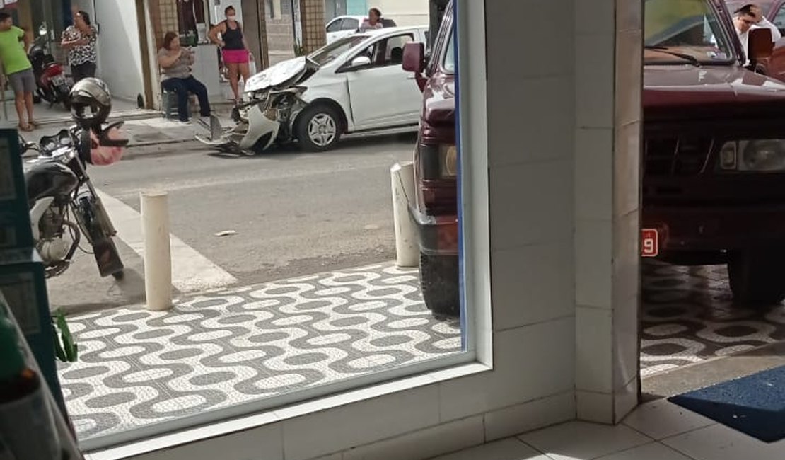 [Vídeo] Após colisão traseira, caminhonete invade calçada de farmácia em Arapiraca