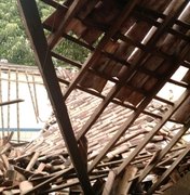 Teto de sala desaba e defesa civil interdita Escola Estadual Quintela Cavalcante
