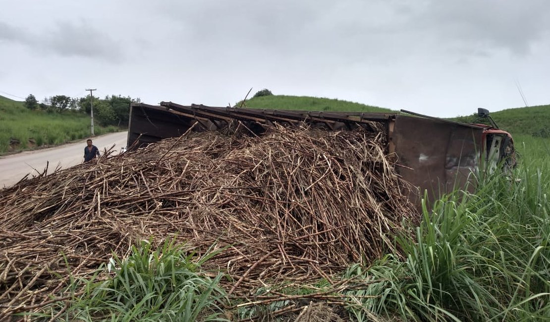 Caminhão carregado de cana-de-açúcar tomba em Porto Calvo