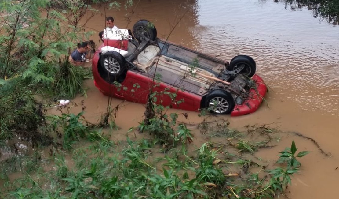 Motorista embriagado cai com carro dentro de rio em Branquinha 