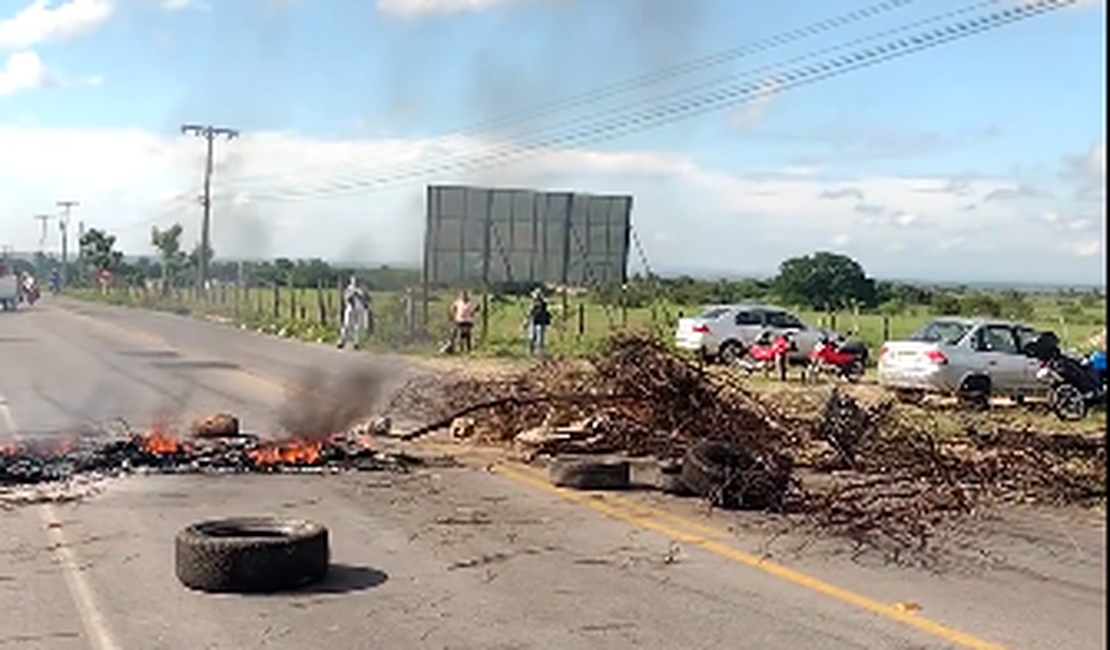 [Vídeo] Indígenas fecham acesso ao município de Pariconha em protesto contra a Equatorial